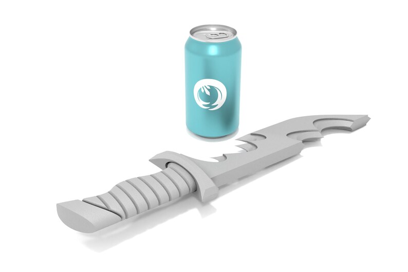 Op de afbeelding: Een lichtblauwe aluminium can met een wit logo en een grijs, gestileerd mes. Het mes heeft een geribbelde handgreep en een gebogen lemmet met uitgesneden details. De objecten staan op een witte achtergrond.