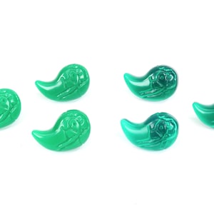 K&ouml;nnte beinhalten: F&uuml;nf t&uuml;rkisfarbene Glasperlen in Tropfenform mit einem erhabenen Design. Die Perlen sind alle gleich gro&szlig; und gleich geformt.