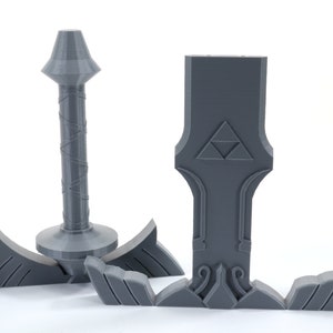 Puede incluir: Un modelo de pl&aacute;stico gris de la Espada Maestra de la serie de videojuegos The Legend of Zelda. La espada est&aacute; dividida en cinco piezas, incluyendo la hoja, la empu&ntilde;adura y la pomo.