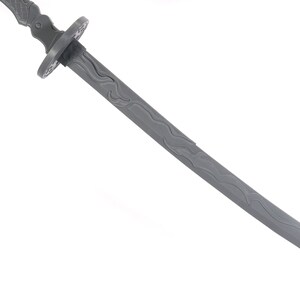Może przedstawiać: Szary miecz katana z ozdobną rękojeścią i ostrzem. Ostrze ma wz&oacute;r przypominający fale. Miecz jest umieszczony na białym tle.