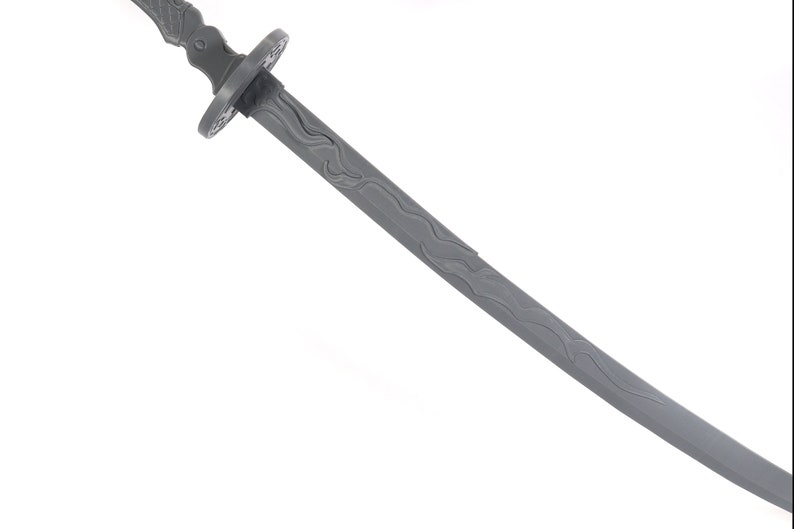 Może przedstawiać: Szary miecz katana z ozdobną rękojeścią i ostrzem. Ostrze ma wz&oacute;r przypominający fale. Miecz jest umieszczony na białym tle.