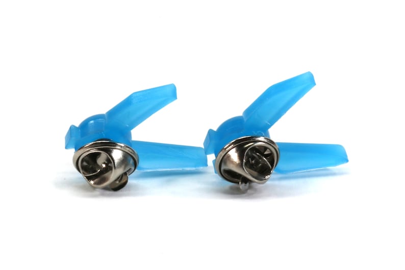 Peut inclure: Deux dos de fermoir de s&eacute;curit&eacute; en plastique bleu avec une &eacute;pingle et un fermoir en m&eacute;tal argent&eacute;.