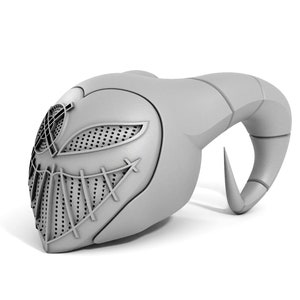 Puede incluir: Una m&aacute;scara gris impresa en 3D con un dise&ntilde;o de cuernos. La m&aacute;scara tiene un patr&oacute;n geom&eacute;trico detallado en la parte delantera, que incluye un &aacute;rea de ojos de malla y una boca cosida.