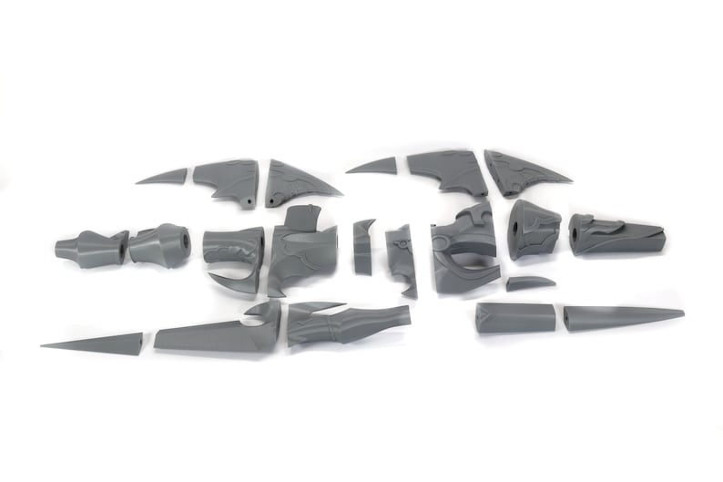 Peut inclure: Un ensemble de 17 pi&egrave;ces en plastique gris pour construire un mod&egrave;le. Les pi&egrave;ces sont de formes et de tailles vari&eacute;es, notamment des pi&egrave;ces longues et fines, des pi&egrave;ces courbes et des pi&egrave;ces plates.