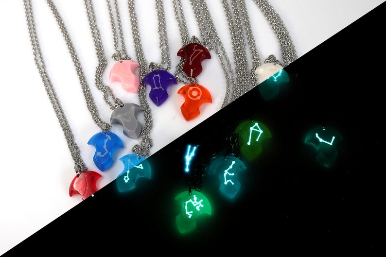 Puede incluir: Un conjunto de 10 collares con colgantes que brillan en la oscuridad con diferentes constelaciones. Los colgantes est&aacute;n hechos de resina transparente y tienen una cadena plateada.
