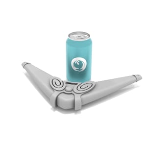 Puede incluir: Un kazoo de pl&aacute;stico gris con una lata azul encima. La lata tiene un logotipo blanco con un dise&ntilde;o de onda estilizado.