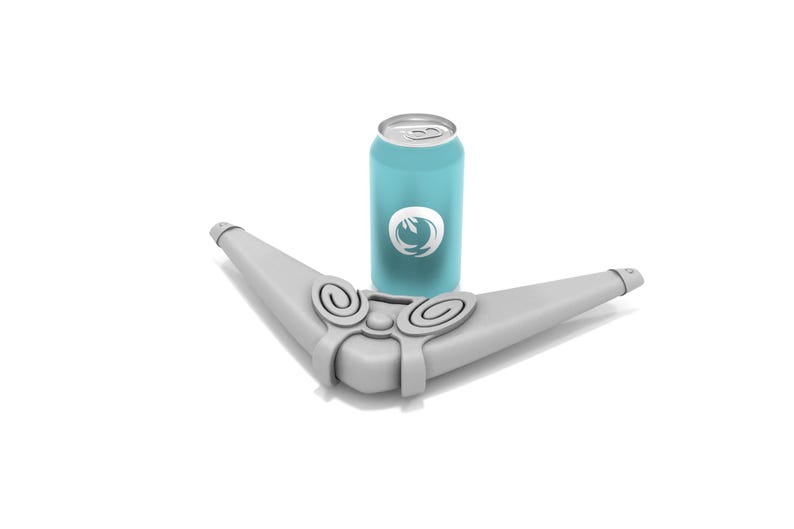 Puede incluir: Un kazoo de pl&aacute;stico gris con una lata azul encima. La lata tiene un logotipo blanco con un dise&ntilde;o de onda estilizado.