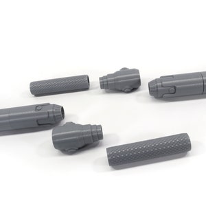 K&ouml;nnte beinhalten: Ein zerlegter grauer 3D-gedruckter Stift mit einem strukturierten Griff und einer abnehmbaren Spitze. Der Stift besteht aus f&uuml;nf Teilen.