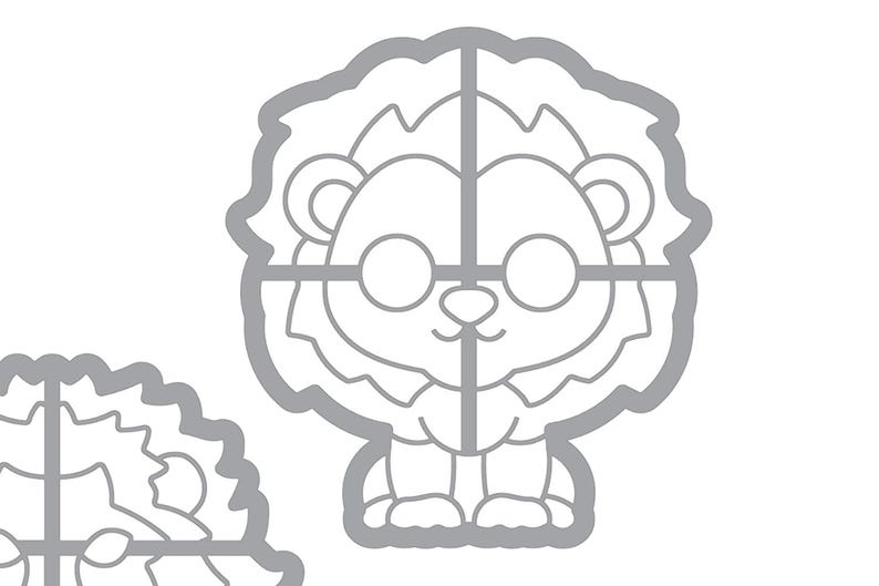 Puede incluir: Un dibujo en blanco y negro de un le&oacute;n con melena, que lleva gafas. El le&oacute;n est&aacute; dividido en cuatro secciones por l&iacute;neas.