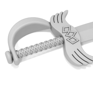 Peut inclure: Une &eacute;p&eacute;e en plastique blanche pour enfant avec une poign&eacute;e ail&eacute;e et une prise textur&eacute;e. L'&eacute;p&eacute;e a un motif en diamant sur la poign&eacute;e.