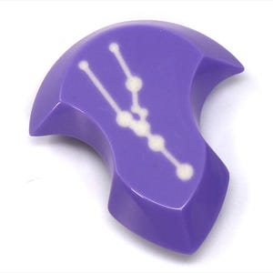 Op de afbeelding: Paarse harsdobbelstenen met een wit sterrenbeeldontwerp. Het sterrenbeeld is Stier.