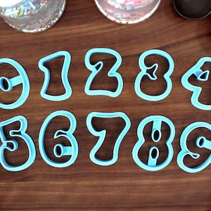 Cortadores de galletas Groovy Numbers FONT: repostería de los años 70, letras de fondant para repostería de los años 80, letras para decorar tartas