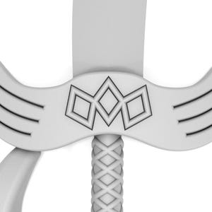 Peut inclure: Une &eacute;p&eacute;e blanche avec une poign&eacute;e d&eacute;corative et un motif de trois diamants qui se chevauchent sur la lame. L'&eacute;p&eacute;e a des ailes de chaque c&ocirc;t&eacute; de la poign&eacute;e.