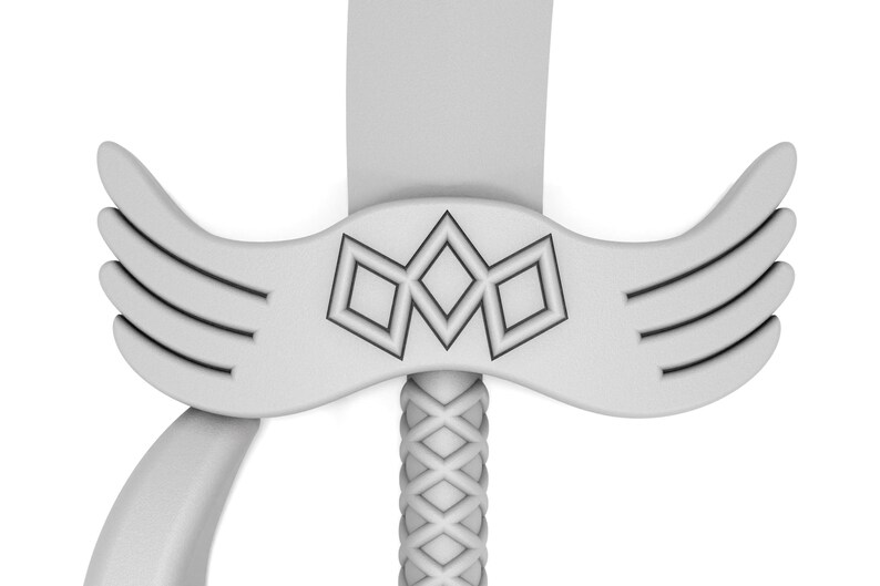 Peut inclure: Une &eacute;p&eacute;e blanche avec une poign&eacute;e d&eacute;corative et un motif de trois diamants qui se chevauchent sur la lame. L'&eacute;p&eacute;e a des ailes de chaque c&ocirc;t&eacute; de la poign&eacute;e.