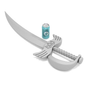 Peut inclure: Une &eacute;p&eacute;e argent&eacute;e avec un motif d'aile d&eacute;coratif et une poign&eacute;e tress&eacute;e. Une canette bleue repose sur la lame de l'&eacute;p&eacute;e.