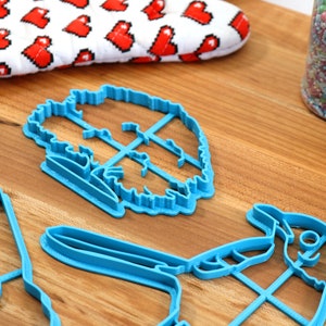 Puede incluir: Un juego de cortadores de galletas de pl&aacute;stico azul en varias formas, incluyendo un &aacute;rbol, un p&aacute;jaro y una letra "A".