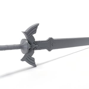 Puede incluir: Un modelo de pl&aacute;stico gris de la Espada Maestra de la serie de videojuegos The Legend of Zelda. La espada tiene un mango detallado y una hoja triangular con un dise&ntilde;o estilizado.