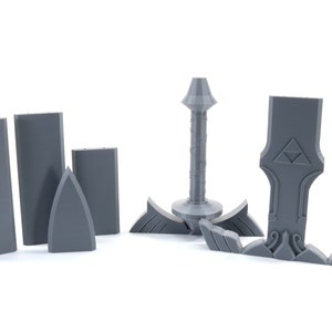 Puede incluir: Un modelo de pl&aacute;stico gris de la Espada Maestra del videojuego The Legend of Zelda. La espada est&aacute; desmontada en varias piezas, incluyendo la hoja, la empu&ntilde;adura y la guarda.