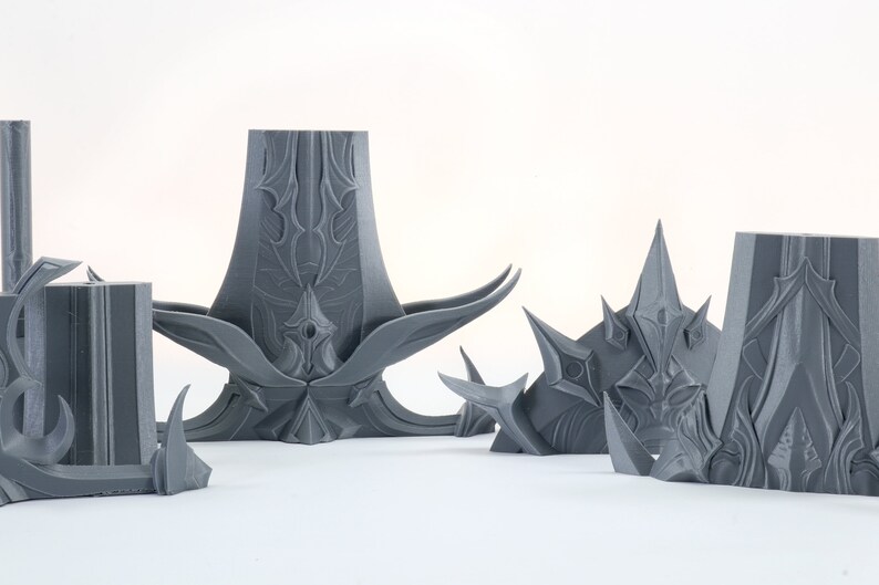 Puede incluir: Un conjunto de cinco piezas impresas en 3D de color gris con dise&ntilde;os intrincados. Las piezas est&aacute;n hechas de un pl&aacute;stico liso y mate y tienen una variedad de formas y tama&ntilde;os. Las piezas est&aacute;n dise&ntilde;adas para ser utilizadas como elementos decorativos o como parte de un proyecto m&aacute;s grande.