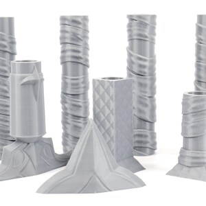 Puede incluir: Un conjunto de siete candelabros grises impresos en 3D con diferentes dise&ntilde;os. Los candelabros est&aacute;n hechos de un pl&aacute;stico liso y mate y tienen una variedad de formas geom&eacute;tricas.