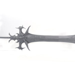 Puede incluir: Una espada gris, detallada y adornada, con una punta afilada y una guarda con p&uacute;as. La espada est&aacute; hecha de pl&aacute;stico y est&aacute; dise&ntilde;ada para juegos de rol.