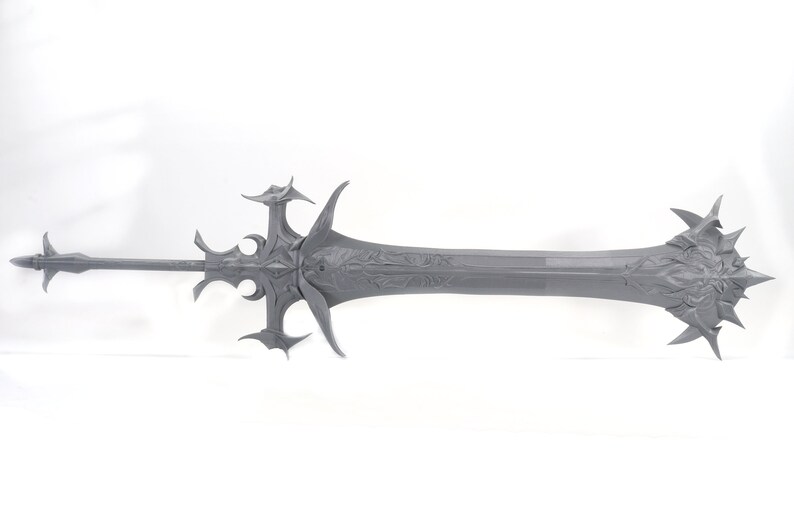 Puede incluir: Una espada gris, detallada y adornada, con una punta afilada y una guarda con p&uacute;as. La espada est&aacute; hecha de pl&aacute;stico y est&aacute; dise&ntilde;ada para juegos de rol.
