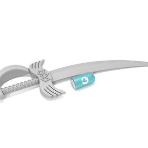Peut inclure: Une &eacute;p&eacute;e jouet argent&eacute;e avec une lame incurv&eacute;e et une poign&eacute;e d&eacute;corative. L'&eacute;p&eacute;e a un design en forme d'aile sur la poign&eacute;e et une pile bleue attach&eacute;e &agrave; la lame.