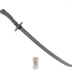 Może przedstawiać: Szary plastikowy miecz katana z teksturowaną rękojeścią i ostrzem. Miecz jest wyświetlany na białym tle. Mała puszka z japońskim tekstem znajduje się u podstawy miecza.