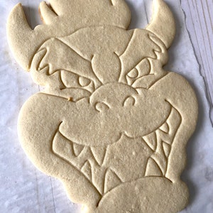 Op de afbeelding: Een simpele suikerkoek in de vorm van een drakenkop met een tandenrij.