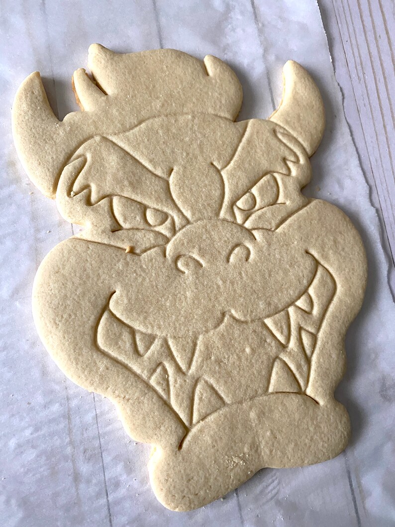 Op de afbeelding: Een simpele suikerkoek in de vorm van een drakenkop met een tandenrij.
