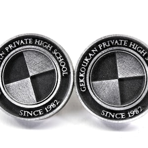 Pu&ograve; includere: Due spille in metallo color argento con un design a scacchi bianco e nero. Le spille recitano "Gekkoukan Private High School" e "Since 1982".