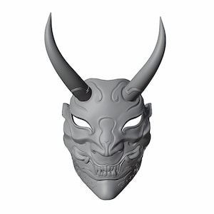 Puede incluir: Una máscara Oni de plástico gris, detallada, con cuernos. La máscara tiene una expresión feroz con dientes y ojos afilados.