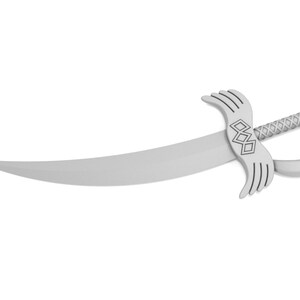 Peut inclure: Une &eacute;p&eacute;e argent&eacute;e avec une lame incurv&eacute;e et un manche orn&eacute; d'un motif d&eacute;coratif. Le manche est dot&eacute; d'une aile de chaque c&ocirc;t&eacute;.