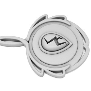 Puede incluir: Un colgante de metal blanco con un dise&ntilde;o de hoja estilizado y un rayo en su interior. El colgante tiene un bucle en la parte superior para sujetar una cadena.