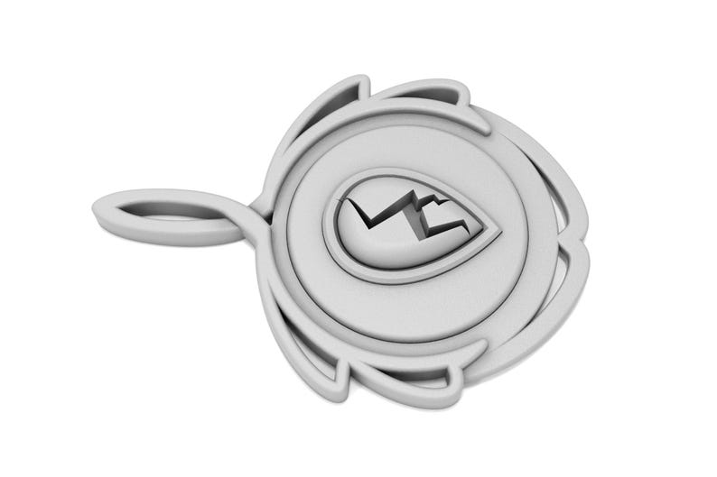 Puede incluir: Un colgante de metal blanco con un dise&ntilde;o de hoja estilizado y un rayo en su interior. El colgante tiene un bucle en la parte superior para sujetar una cadena.