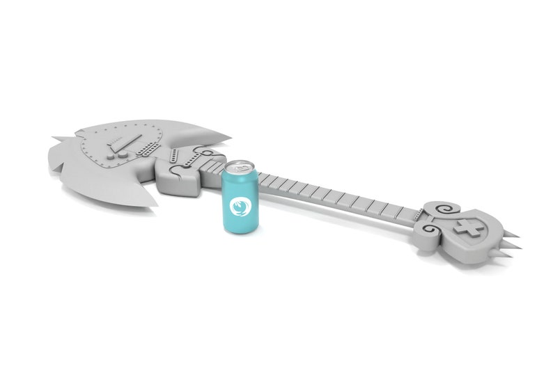 Puede incluir: Una guitarra el&eacute;ctrica plateada en forma de hacha con una lata de refresco azul a su lado.