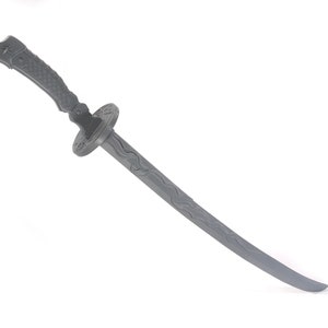 Może przedstawiać: Szary, plastikowy miecz katana. Rękojeść ma teksturowany uchwyt, a osłona jest okrągła z dekoracyjnym wzorem. Ostrze ma zakrzywioną krawędź i falisty wz&oacute;r. Zabawka ma przypominać tradycyjny japoński miecz.