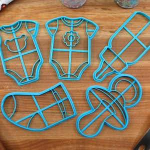 Formine per biscotti per baby shower - biberon, ciuccio, calzino per neonati, tutina a forma di fiore, tutina a forma di orso - biscotto a tema bambino