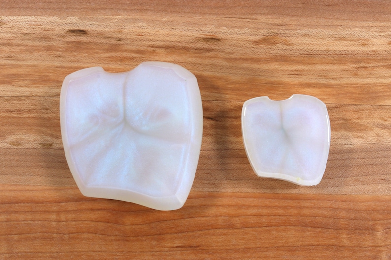 Pu&ograve; includere: Due stampi in ceramica bianca opaca a forma di denti. Lo stampo pi&ugrave; grande &egrave; a sinistra e quello pi&ugrave; piccolo a destra. Entrambi gli stampi sono su una superficie di legno.