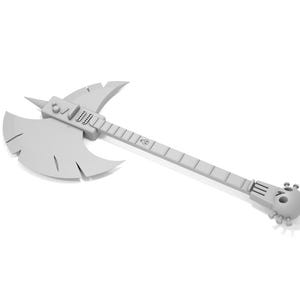 Puede incluir: Un hacha plateada con un mango en forma de guitarra y una cabeza en forma de calavera. La cabeza del hacha tiene una hoja afilada y una punta puntiaguda.