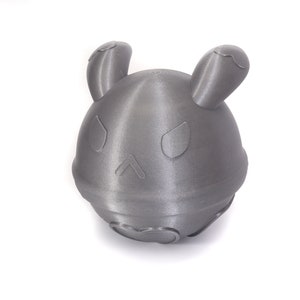 Op de afbeelding: Een grijs, 3D-geprint speelgoed in de vorm van een rond dier met grote oren. Het speelgoed heeft een getextureerd oppervlak en een eenvoudig ontwerp.