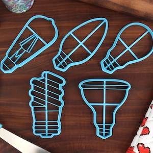 Cortadores de galletas con forma de bombilla: bombilla de vela, bombilla Edison, bombilla de reflector, bombilla espiral, bombilla estándar. Bombillas, reflectores y visión nocturna.