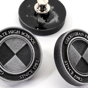 Pu&ograve; includere: Tre spille in metallo nero e argento con il testo "Gekkoukan Private High School Since 1982" e un design a X stilizzato.