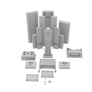 K&ouml;nnte beinhalten: Eine Sammlung grauer, 3D-gedruckter Komponenten, darunter rechteckige Bl&ouml;cke, ein hohes, strukturiertes Mittelst&uuml;ck und verschiedene Kleinteile. Die Teile sind auf wei&szlig;em Hintergrund angeordnet, was auf ein Kit oder eine Reihe modularer Elemente hindeutet.