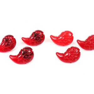 K&ouml;nnte beinhalten: Sechs rote Glasperlen mit aufwendigen Schnitzereien in Tropfenform. Die Perlen haben eine gl&auml;nzende Oberfl&auml;che und sind perfekt f&uuml;r die Schmuckherstellung.