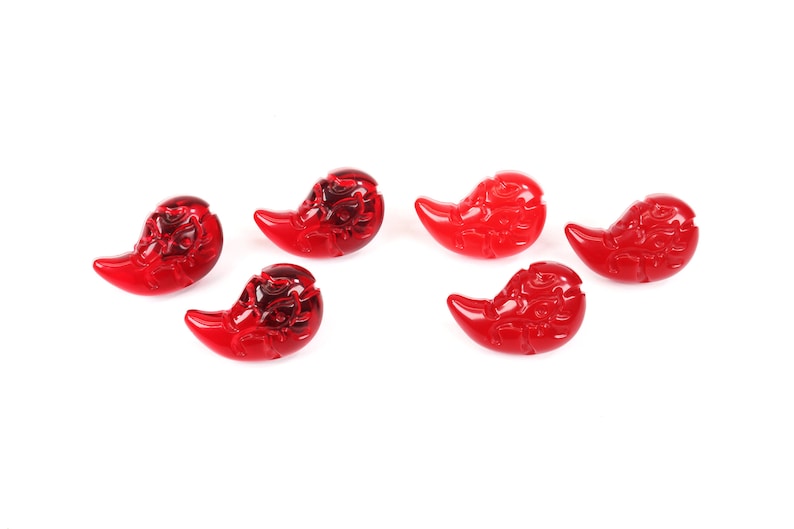 K&ouml;nnte beinhalten: Sechs rote Glasperlen mit aufwendigen Schnitzereien in Tropfenform. Die Perlen haben eine gl&auml;nzende Oberfl&auml;che und sind perfekt f&uuml;r die Schmuckherstellung.
