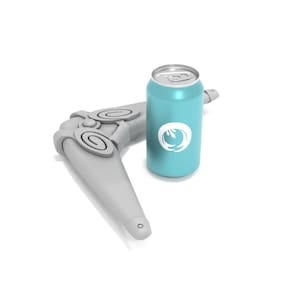 Puede incluir: Un objeto gris en forma de boomerang con una lata de refresco azul a su lado. La lata tiene un logotipo blanco con un dise&ntilde;o de onda estilizado.