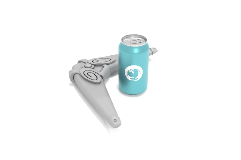 Puede incluir: Un objeto gris en forma de boomerang con una lata de refresco azul a su lado. La lata tiene un logotipo blanco con un dise&ntilde;o de onda estilizado.
