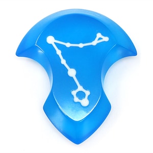 Op de afbeelding: Een blauwe hars dobbelsteen met een wit sterrenbeeld ontwerp. Het sterrenbeeld is een gestileerde versie van het sterrenbeeld Kreeft.