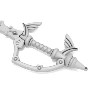 K&ouml;nnte beinhalten: Ein wei&szlig;es Plastikmodell des Master Swords aus der Videospielserie The Legend of Zelda. Das Schwert hat einen detaillierten Griff und eine Klinge mit einem unverwechselbaren Design.